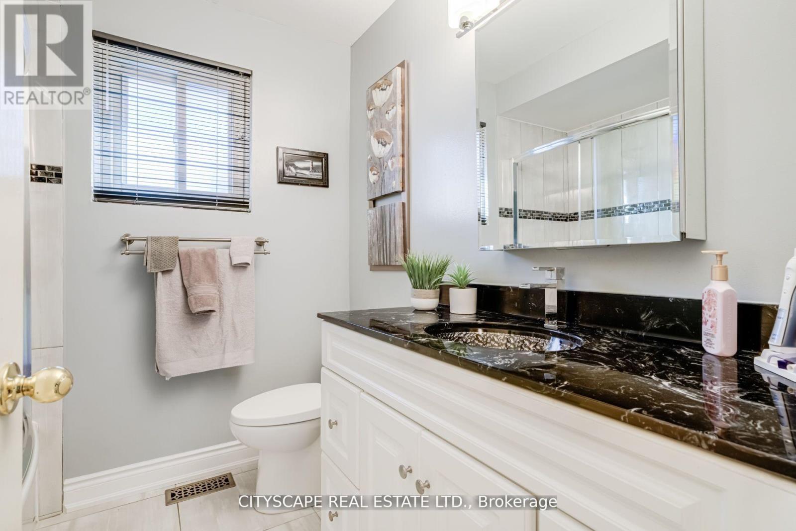 22 Jade Crescent, Brampton, Ontario  L6S 3H1 - Photo 12 - W12569018