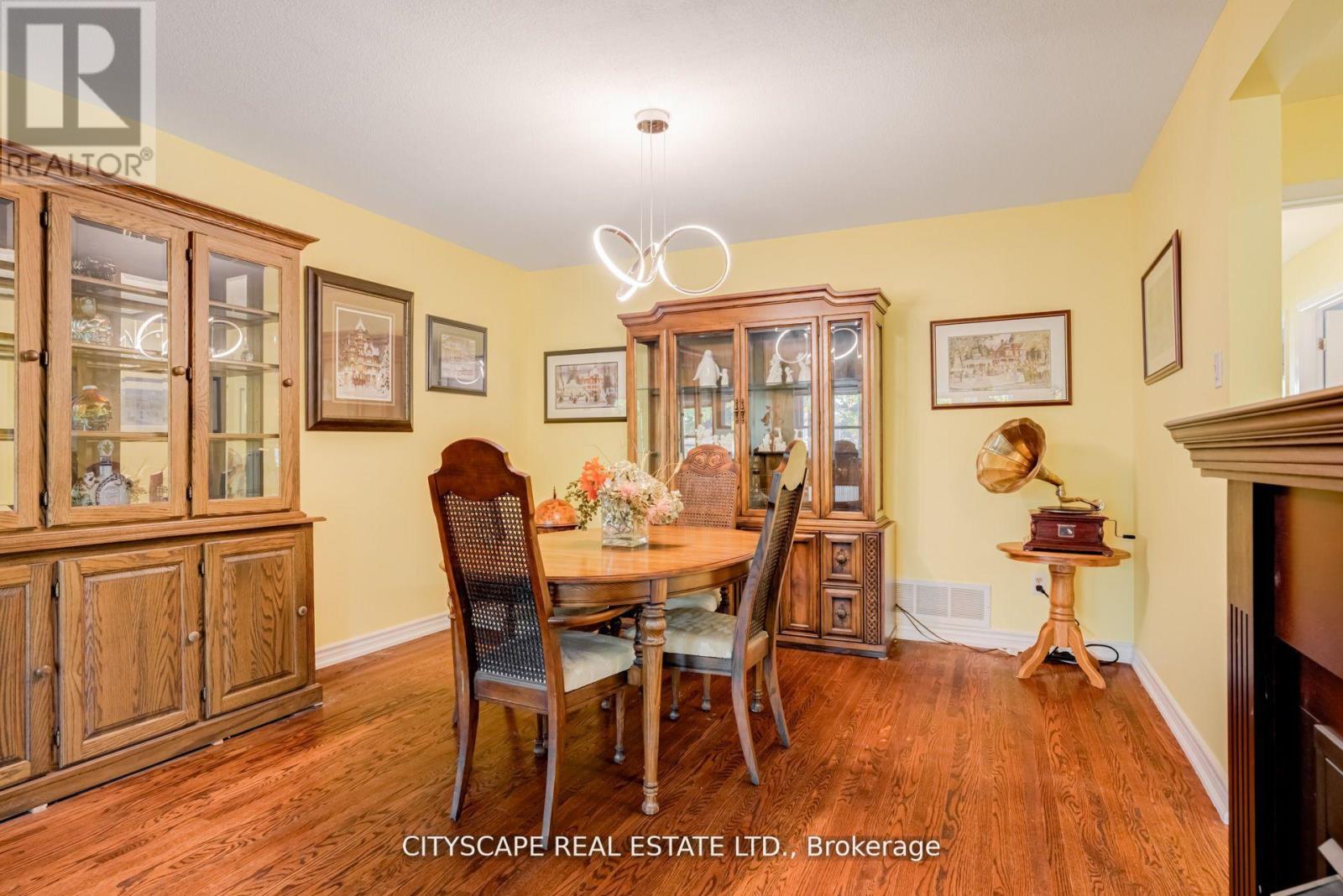 22 Jade Crescent, Brampton, Ontario  L6S 3H1 - Photo 4 - W12569018