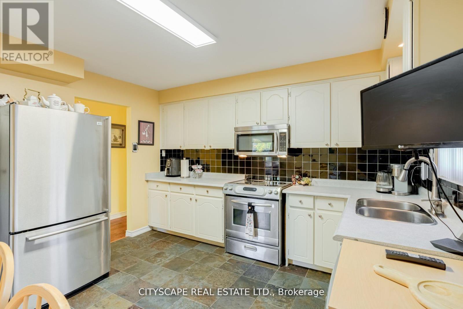 22 Jade Crescent, Brampton, Ontario  L6S 3H1 - Photo 5 - W12569018