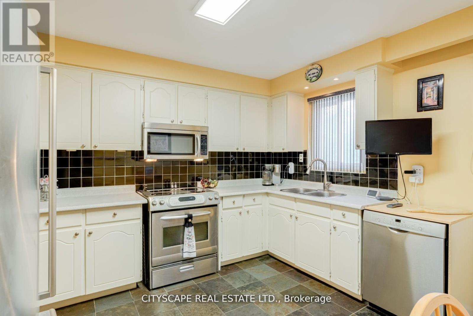 22 Jade Crescent, Brampton, Ontario  L6S 3H1 - Photo 6 - W12569018