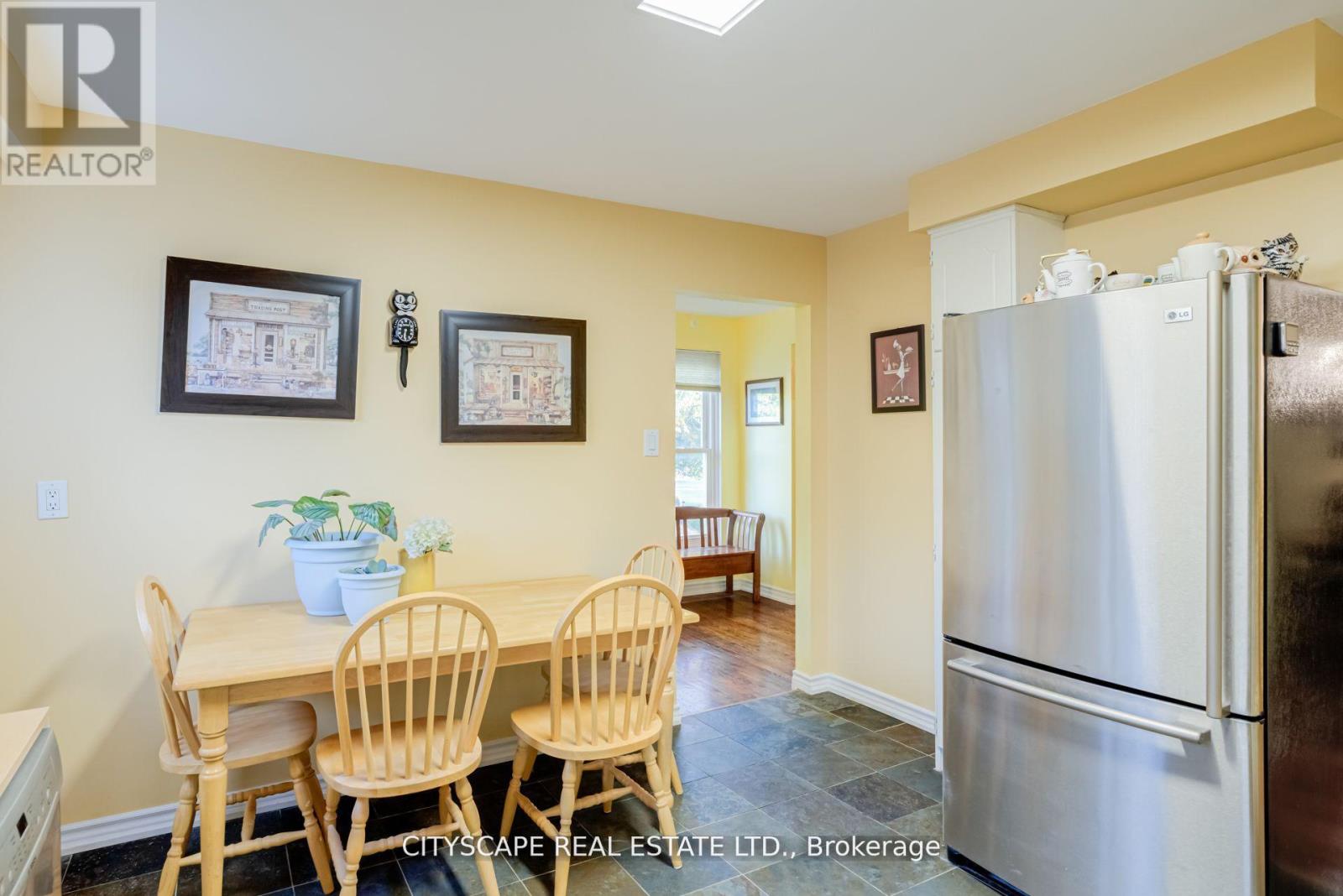 22 Jade Crescent, Brampton, Ontario  L6S 3H1 - Photo 7 - W12569018