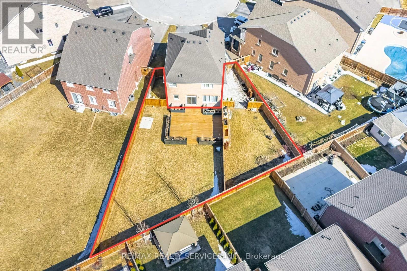 30 Hamilton Court, Caledon, Ontario  L7C 3W2 - Photo 2 - W12569064