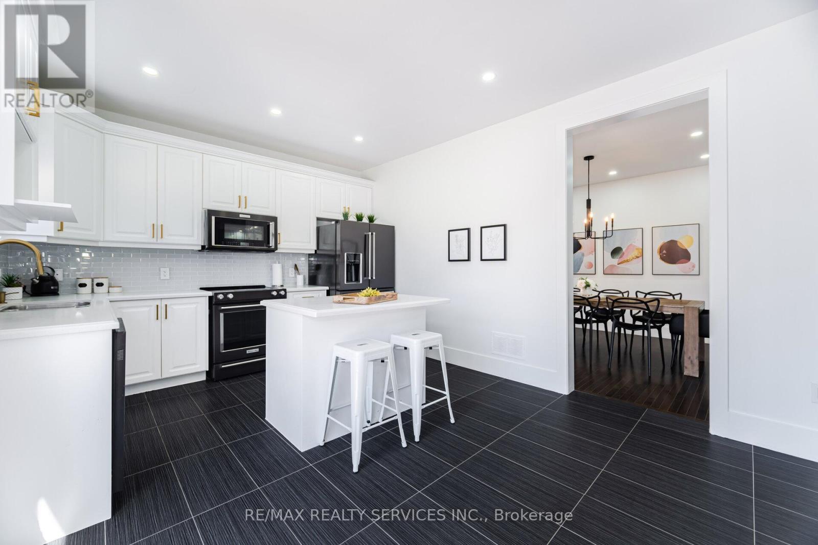 30 Hamilton Court, Caledon, Ontario  L7C 3W2 - Photo 3 - W12569064