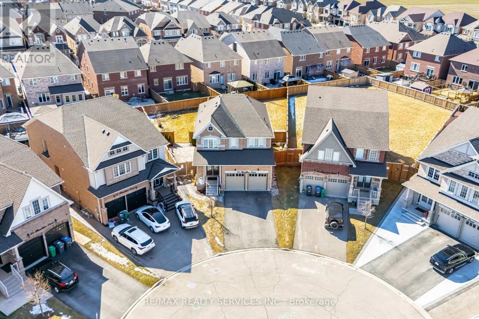 30 Hamilton Court, Caledon, Ontario  L7C 3W2 - Photo 4 - W12569064