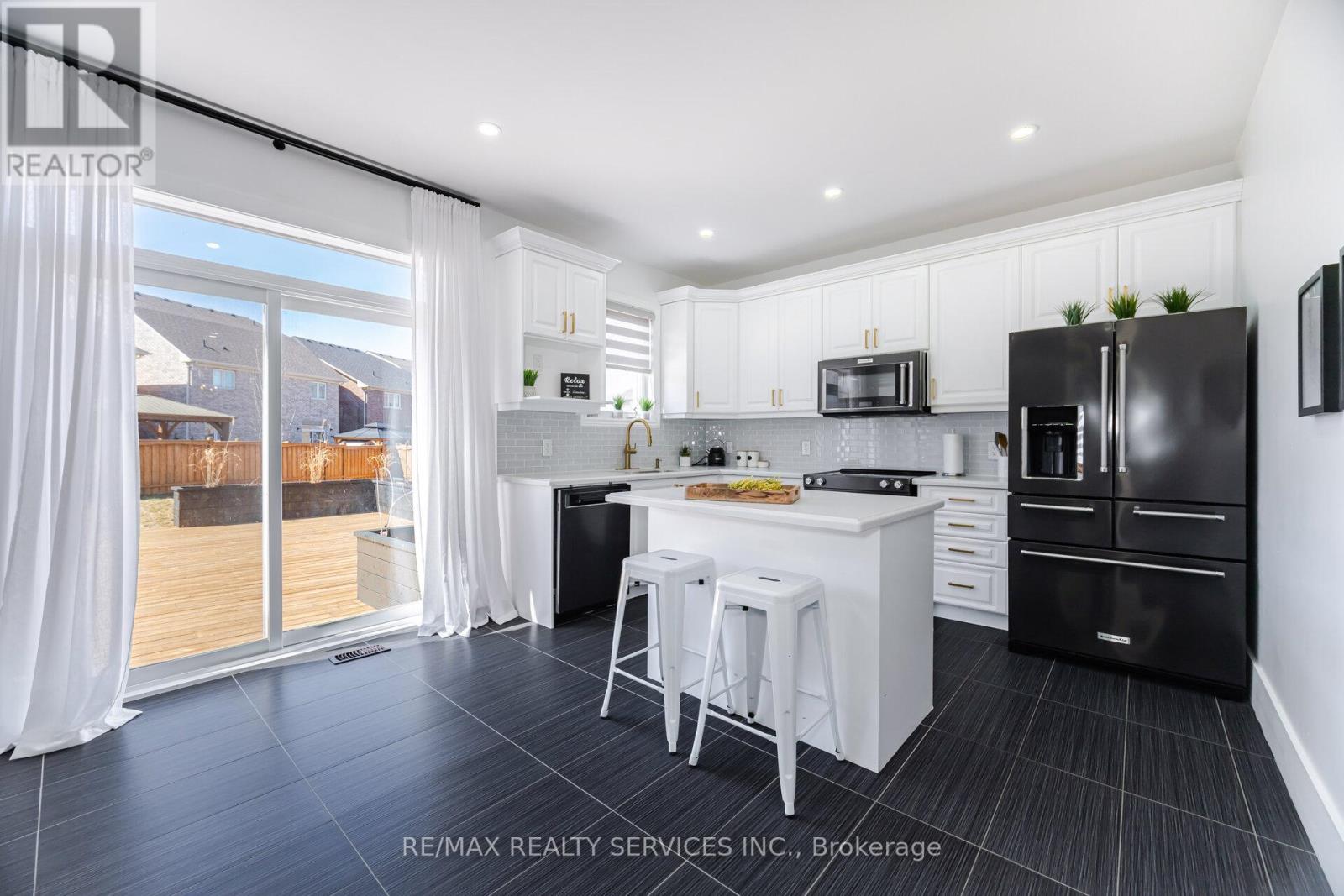 30 Hamilton Court, Caledon, Ontario  L7C 3W2 - Photo 9 - W12569064