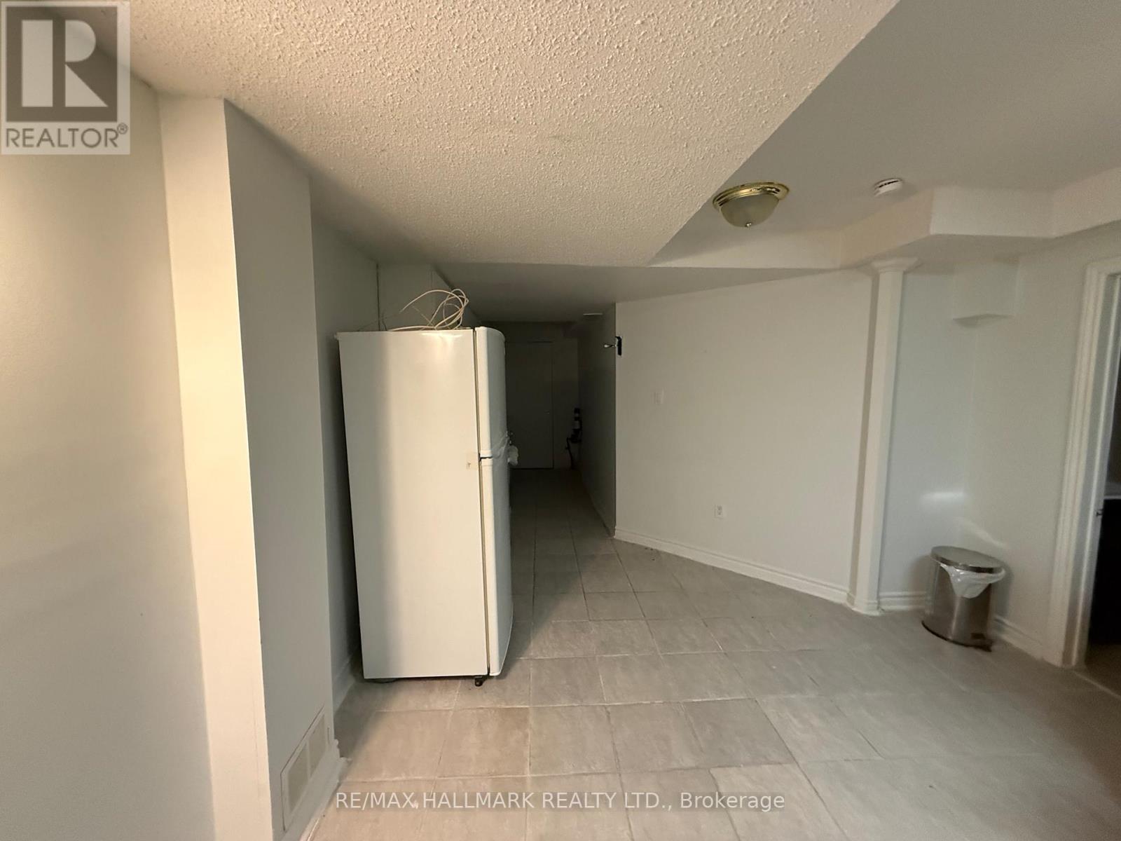 5923 Sidmouth Street, Mississauga, Ontario  L5V 2Z3 - Photo 5 - W12569066