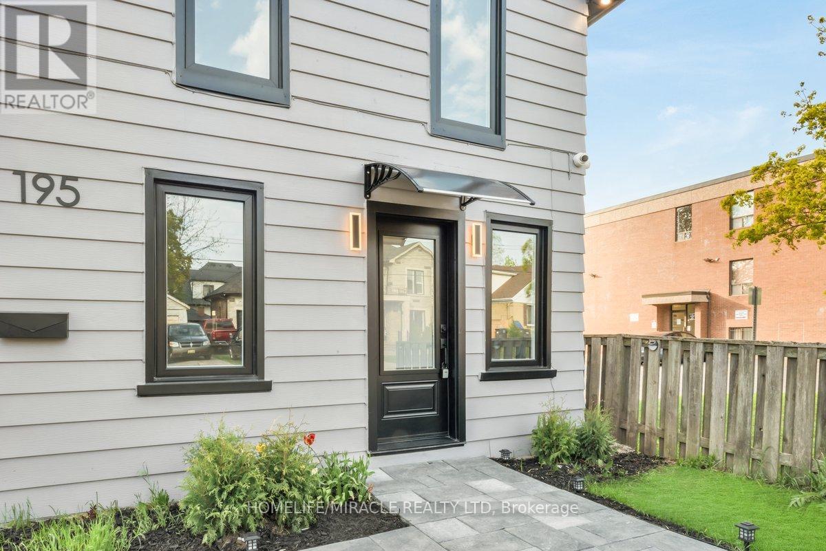 195 Randi Road, Mississauga, Ontario  L5A 1V6 - Photo 2 - W12569068