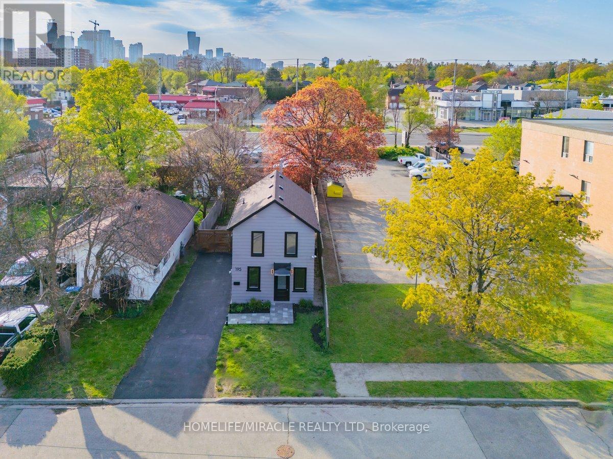 195 Randi Road, Mississauga, Ontario  L5A 1V6 - Photo 3 - W12569068