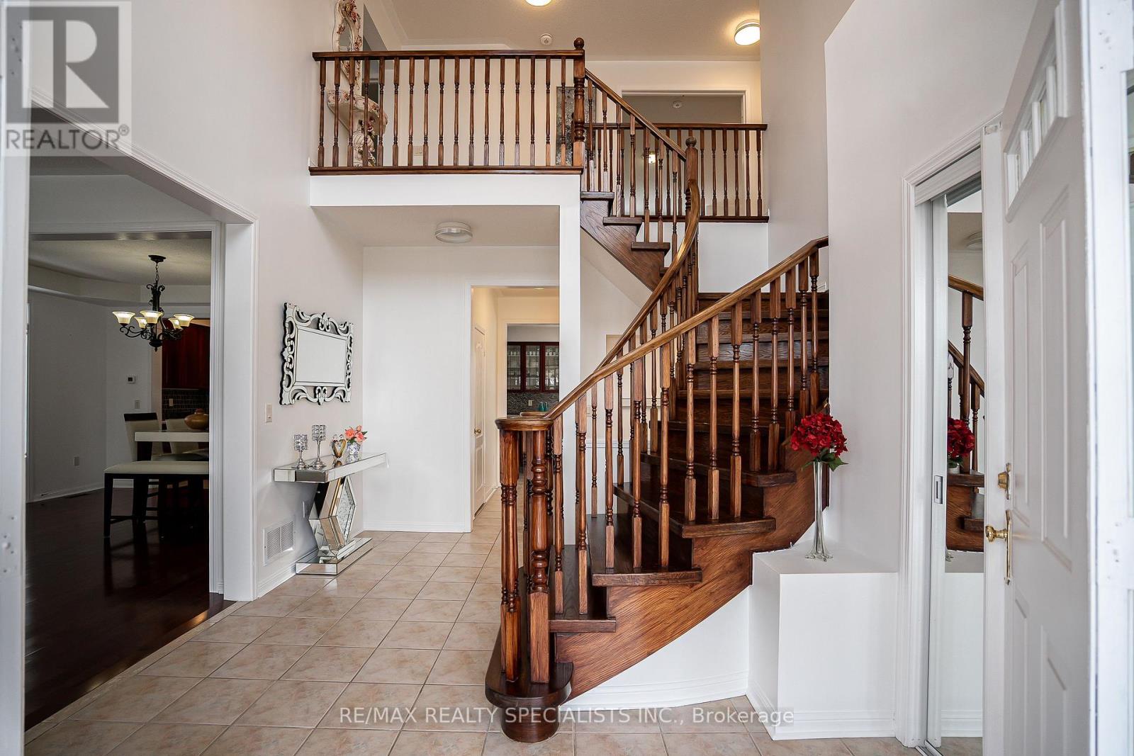 2 Maltby Court, Brampton, Ontario  L6P 1A5 - Photo 5 - W12536950