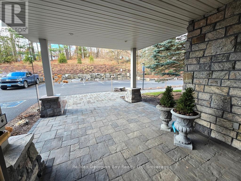 206 - 10a Kimberley Avenue, Bracebridge, Ontario  P1L 0A6 - Photo 2 - X12372103