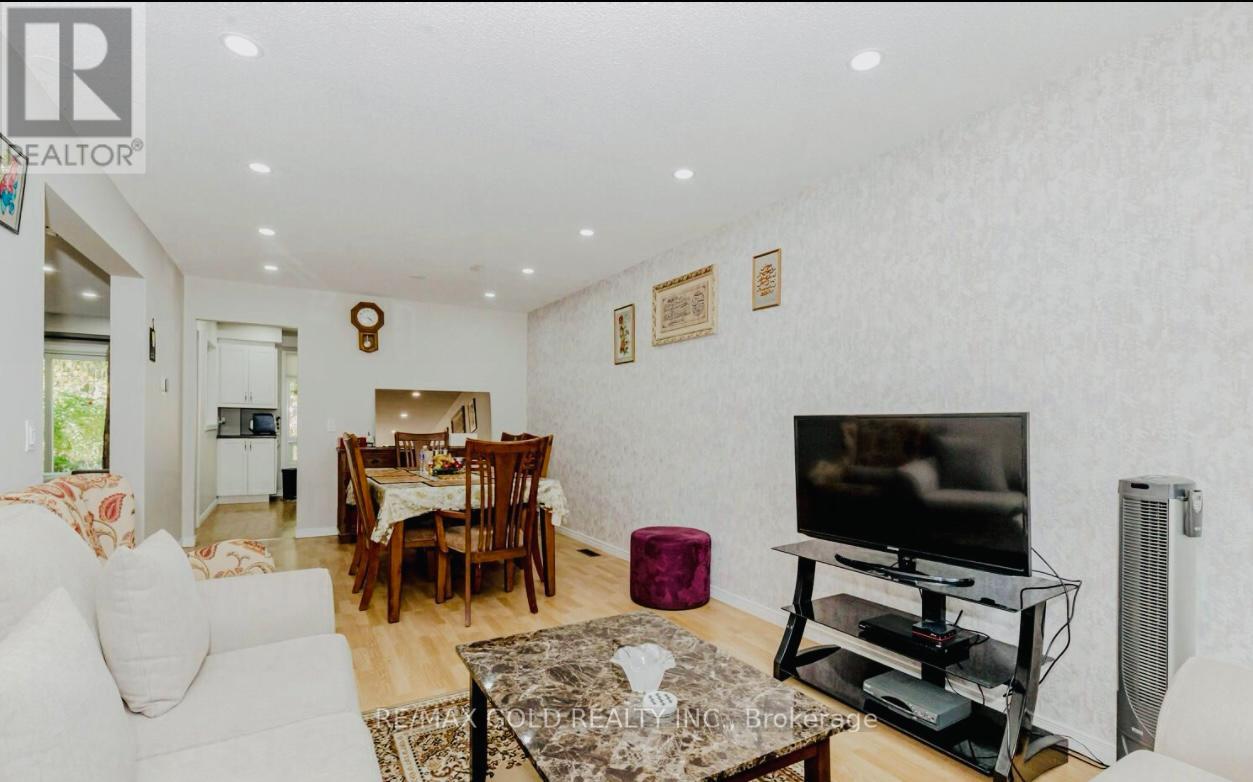 100 Rawling Crescent, Brampton, Ontario  L6Z 1N8 - Photo 7 - W12563294