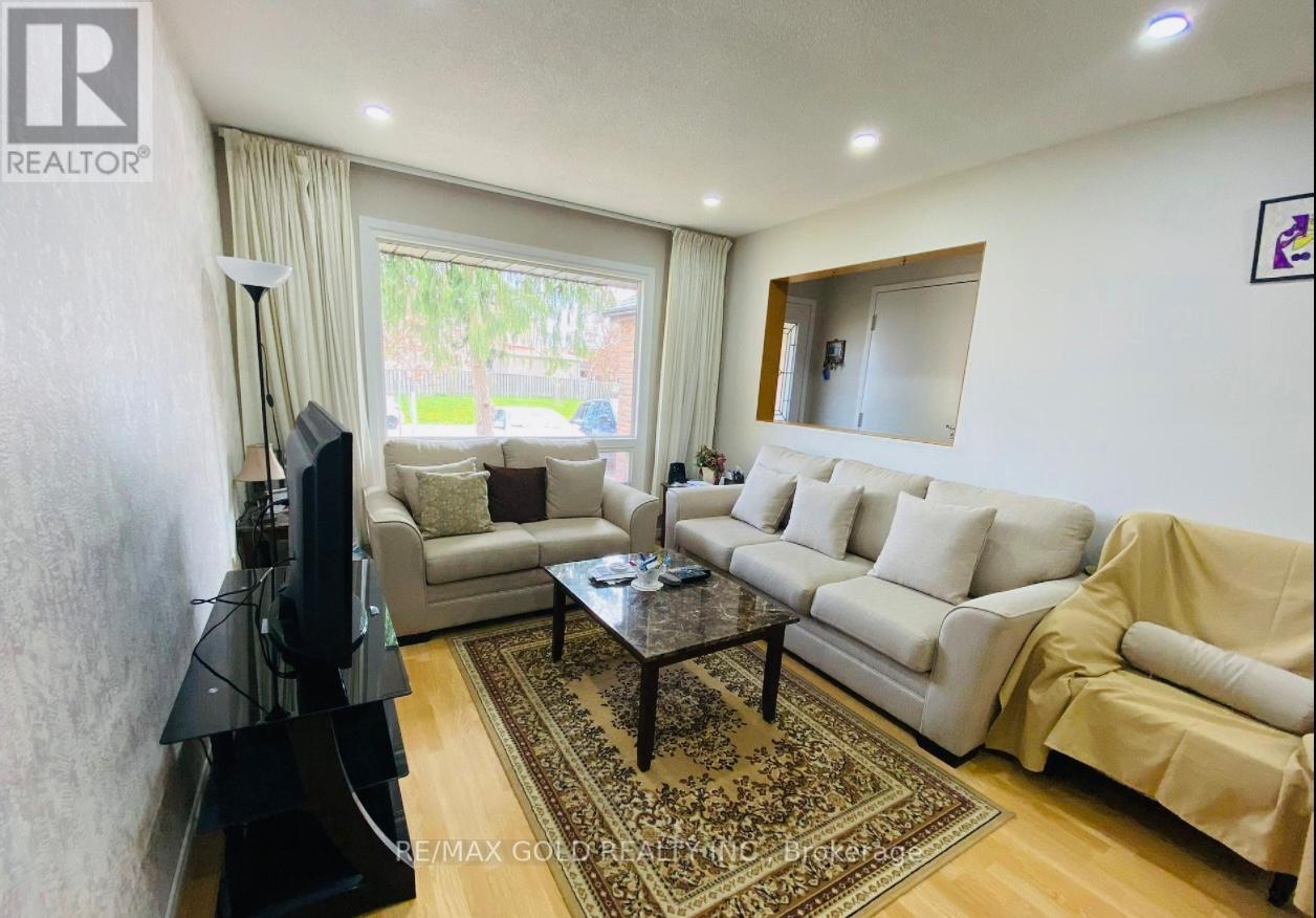 100 Rawling Crescent, Brampton, Ontario  L6Z 1N8 - Photo 5 - W12563294