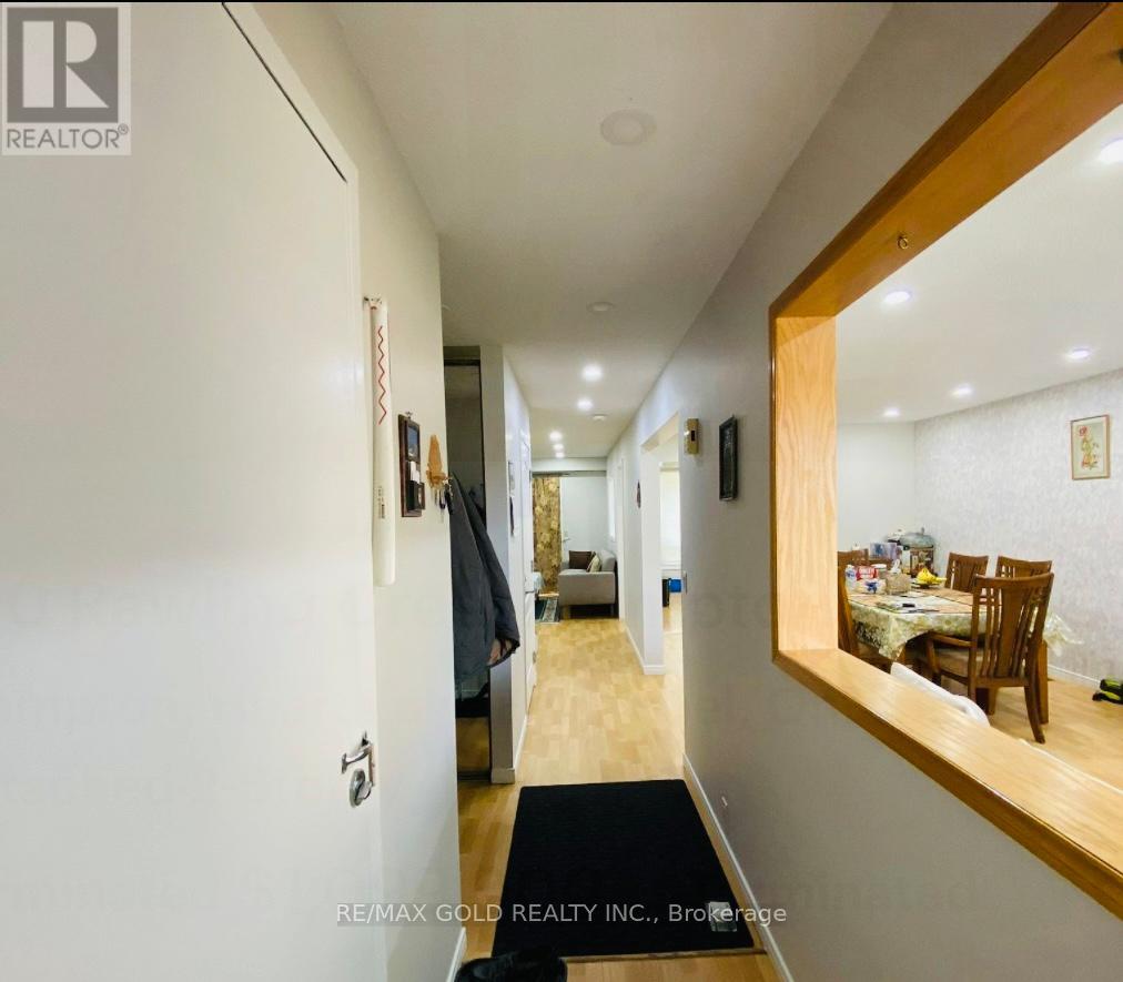 100 Rawling Crescent, Brampton, Ontario  L6Z 1N8 - Photo 4 - W12563294