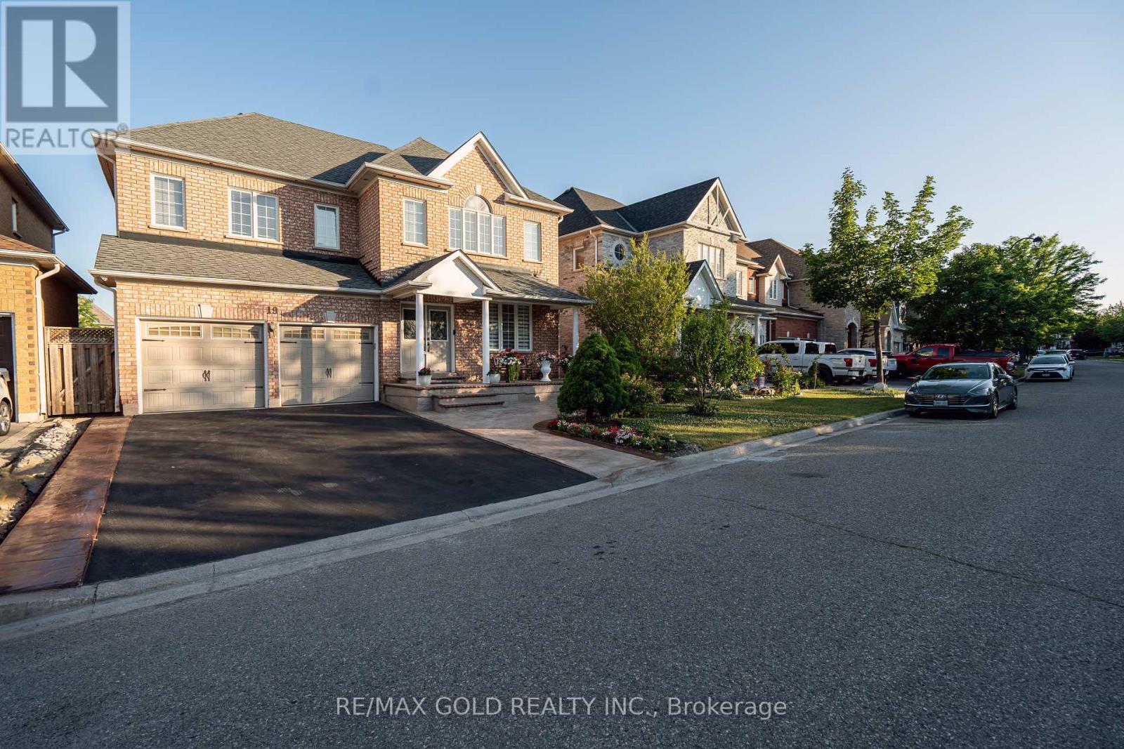 19 Rushbrook Drive, Brampton, Ontario  L6P 1E4 - Photo 2 - W12568562