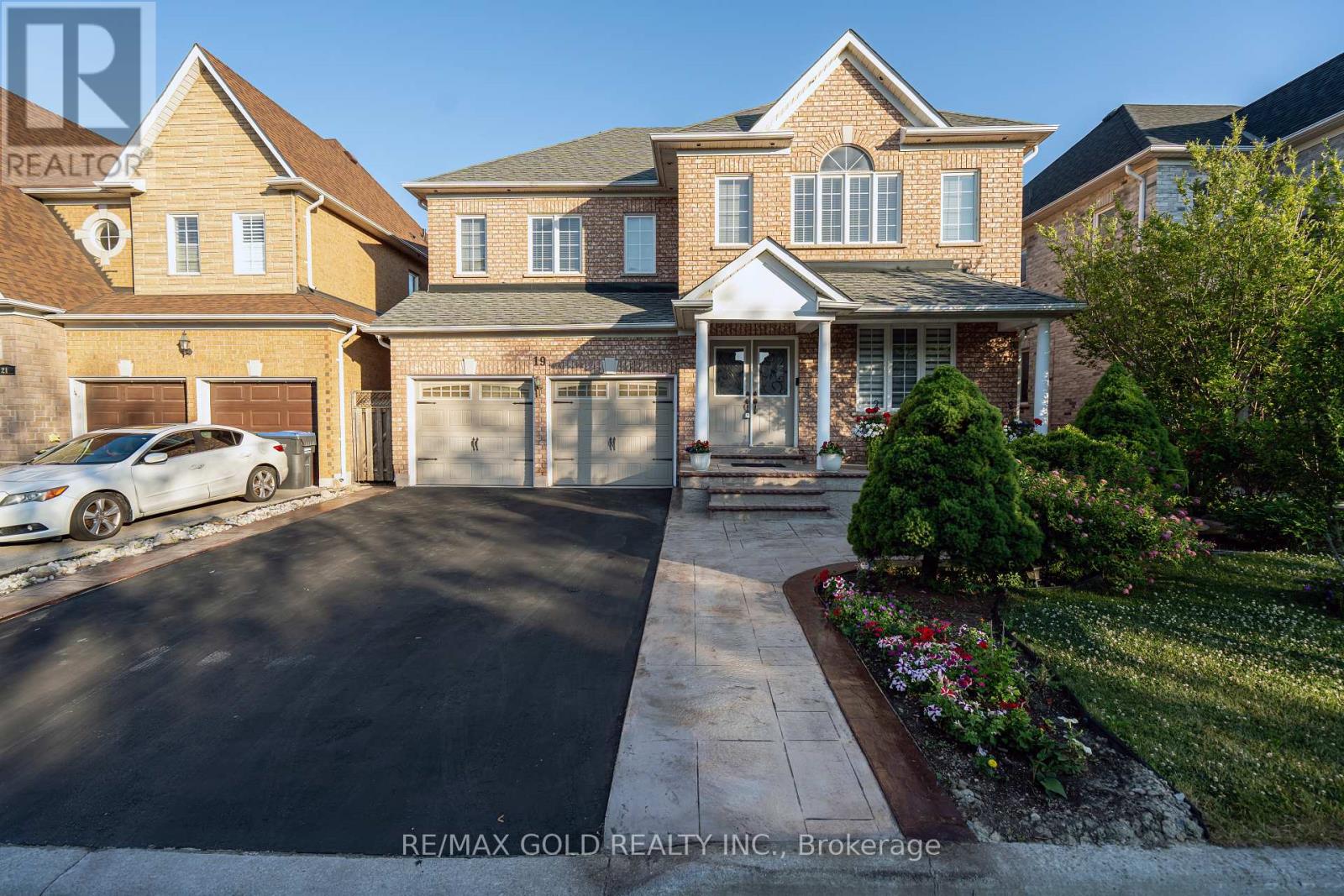 19 Rushbrook Drive, Brampton, Ontario  L6P 1E4 - Photo 3 - W12568562