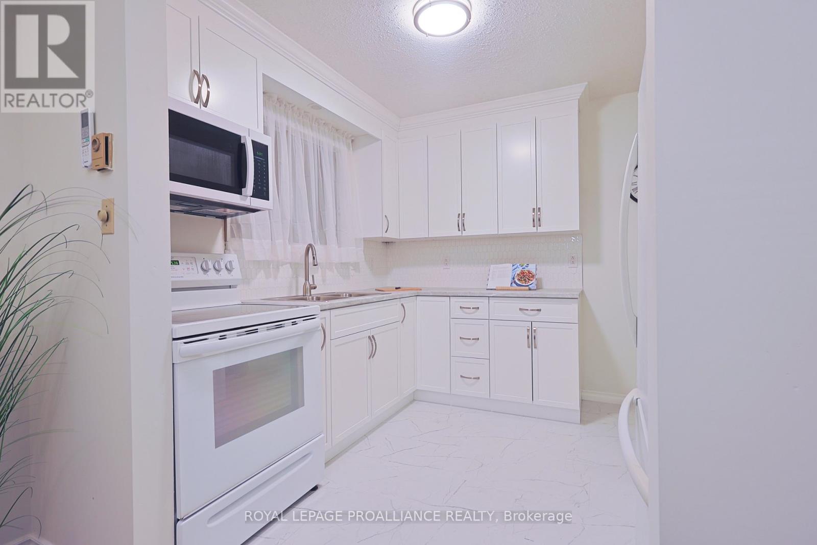 98 East Davis Street, Quinte West, Ontario  K8V 6H4 - Photo 13 - X12540722