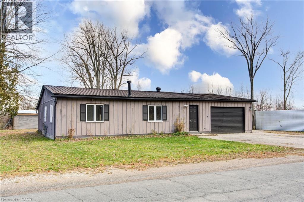 90 Tank Street, Petrolia, Ontario N0N 1R0 - Photo 3 - 40789507