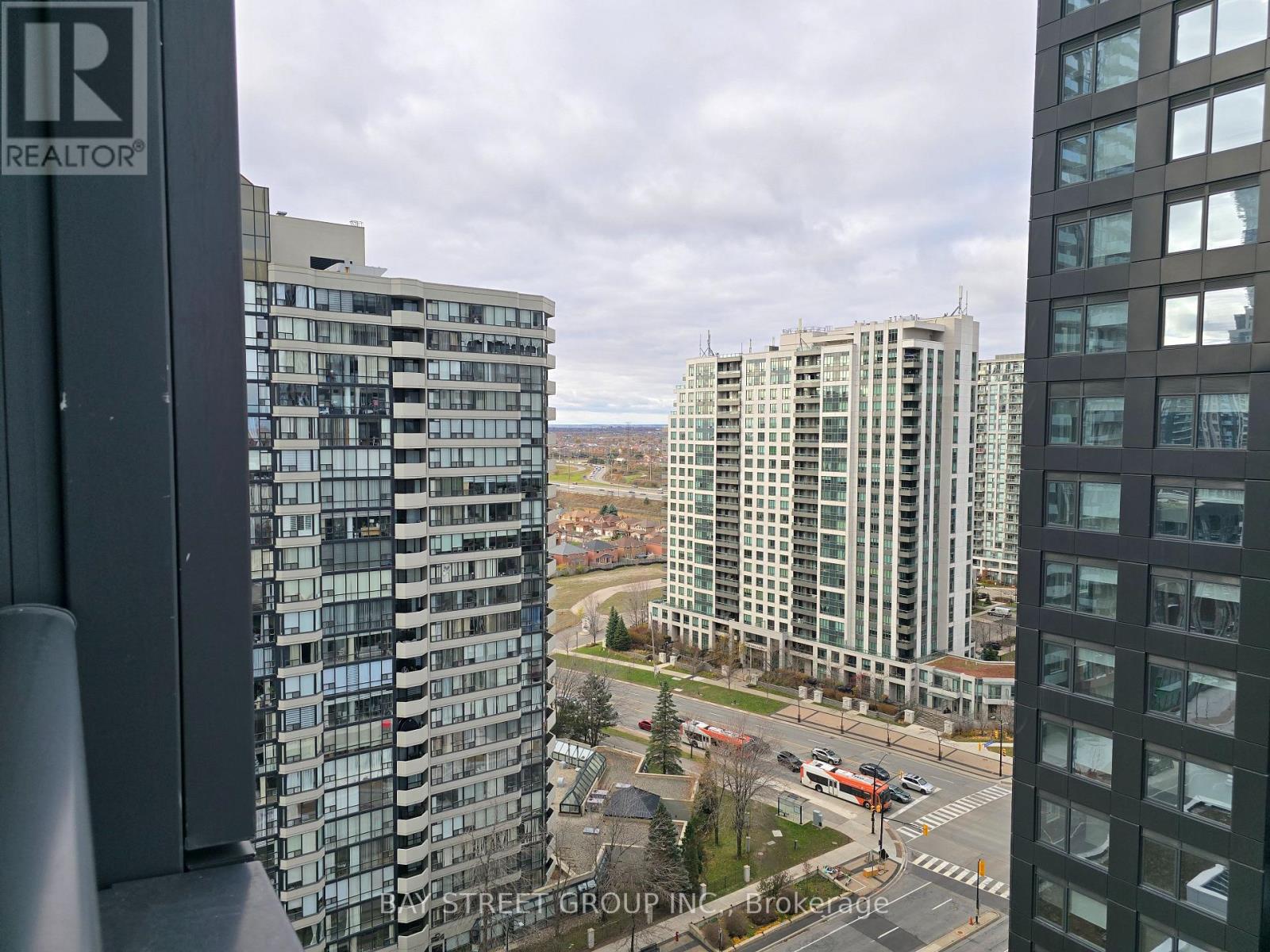 1512 - 395 Square One Drive, Mississauga, Ontario  L5B 0P6 - Photo 17 - W12569108