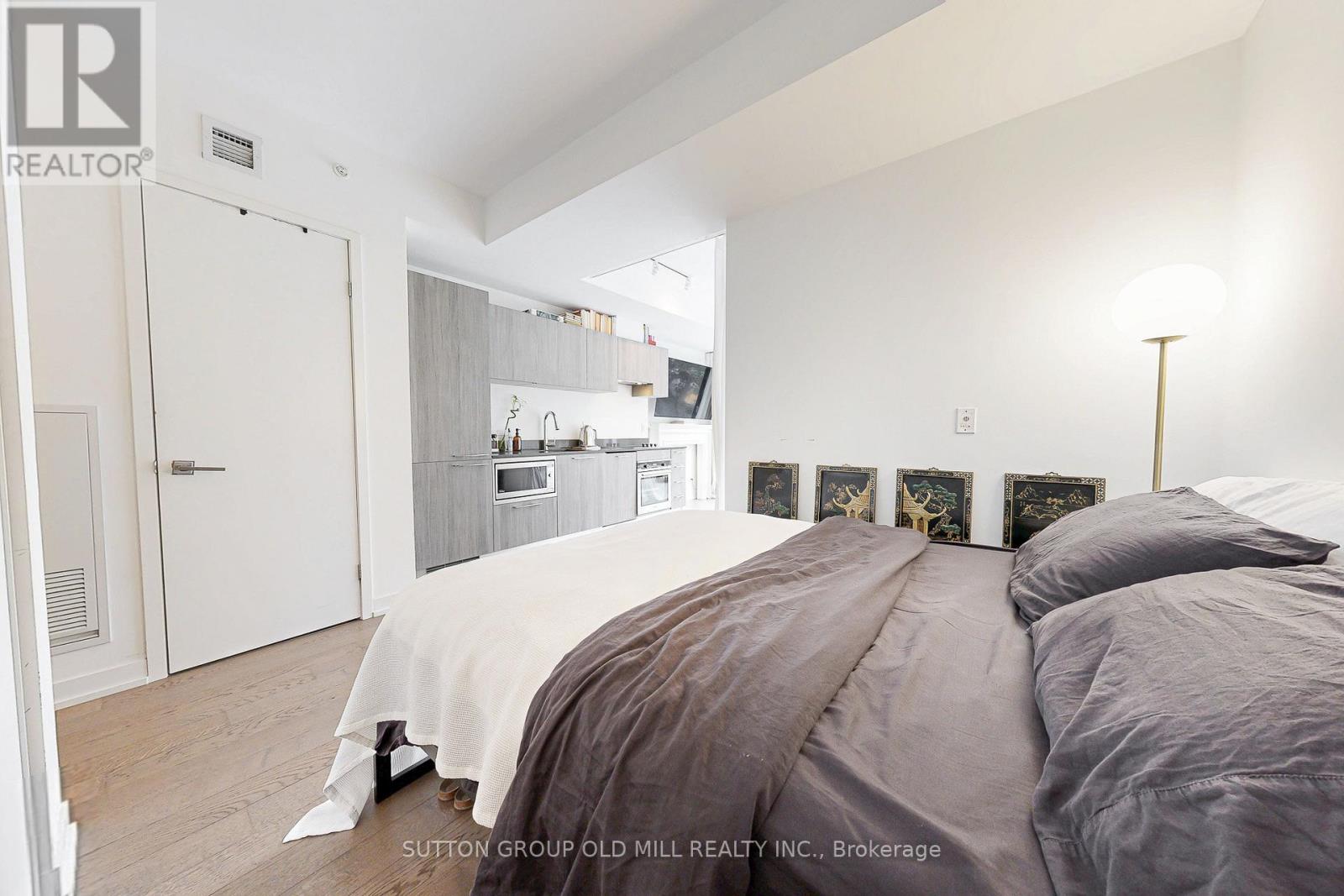 201 - 530 Indian Grove, Toronto, Ontario  M6P 0B3 - Photo 11 - W12569134