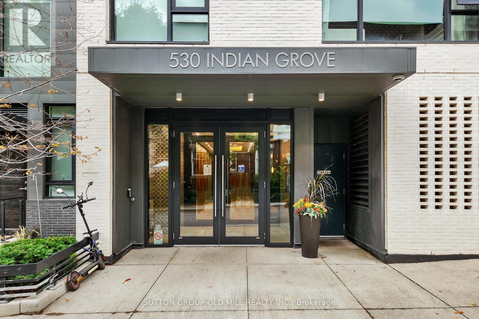 201 - 530 Indian Grove, Toronto, Ontario  M6P 0B3 - Photo 2 - W12569134