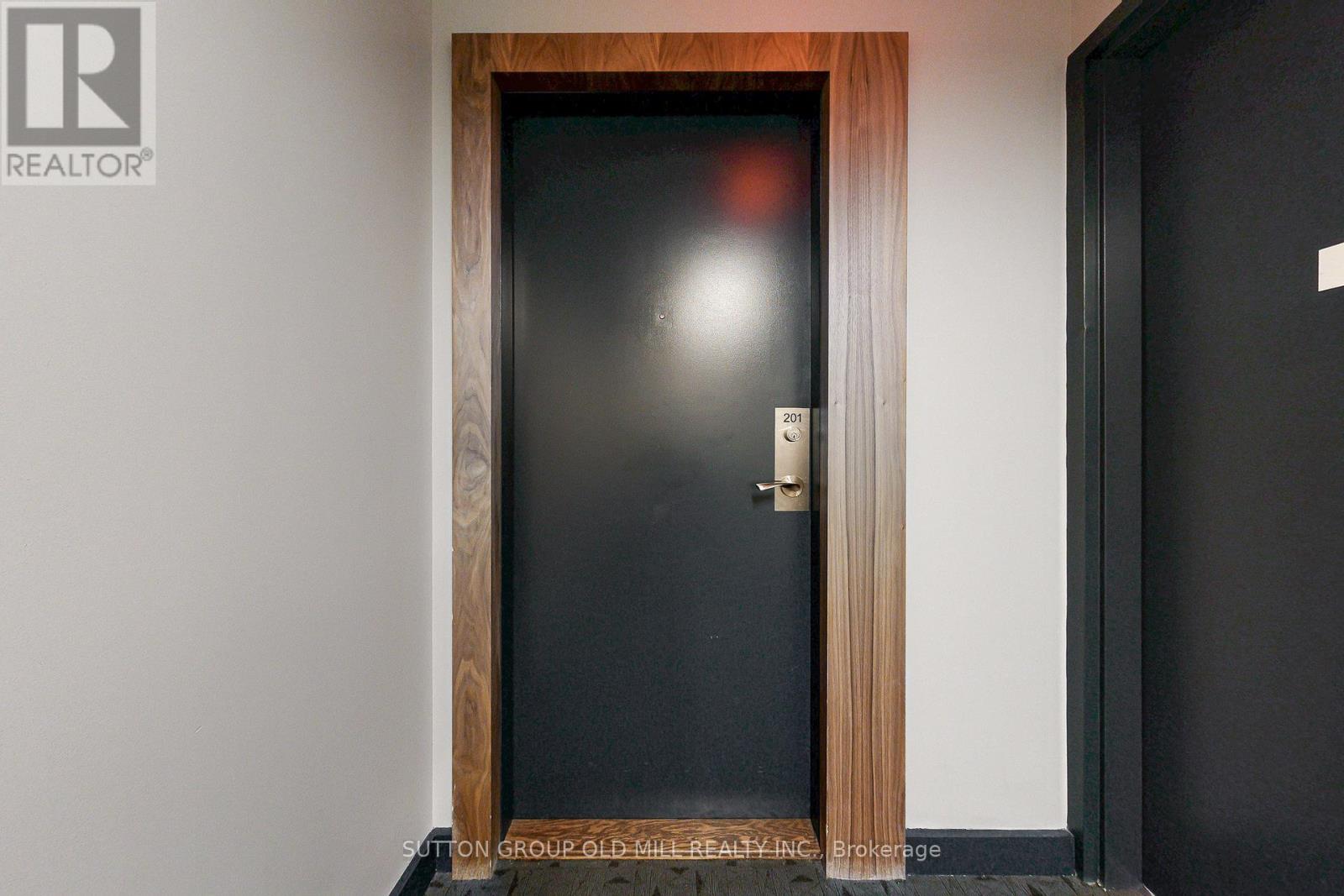 201 - 530 Indian Grove, Toronto, Ontario  M6P 0B3 - Photo 4 - W12569134