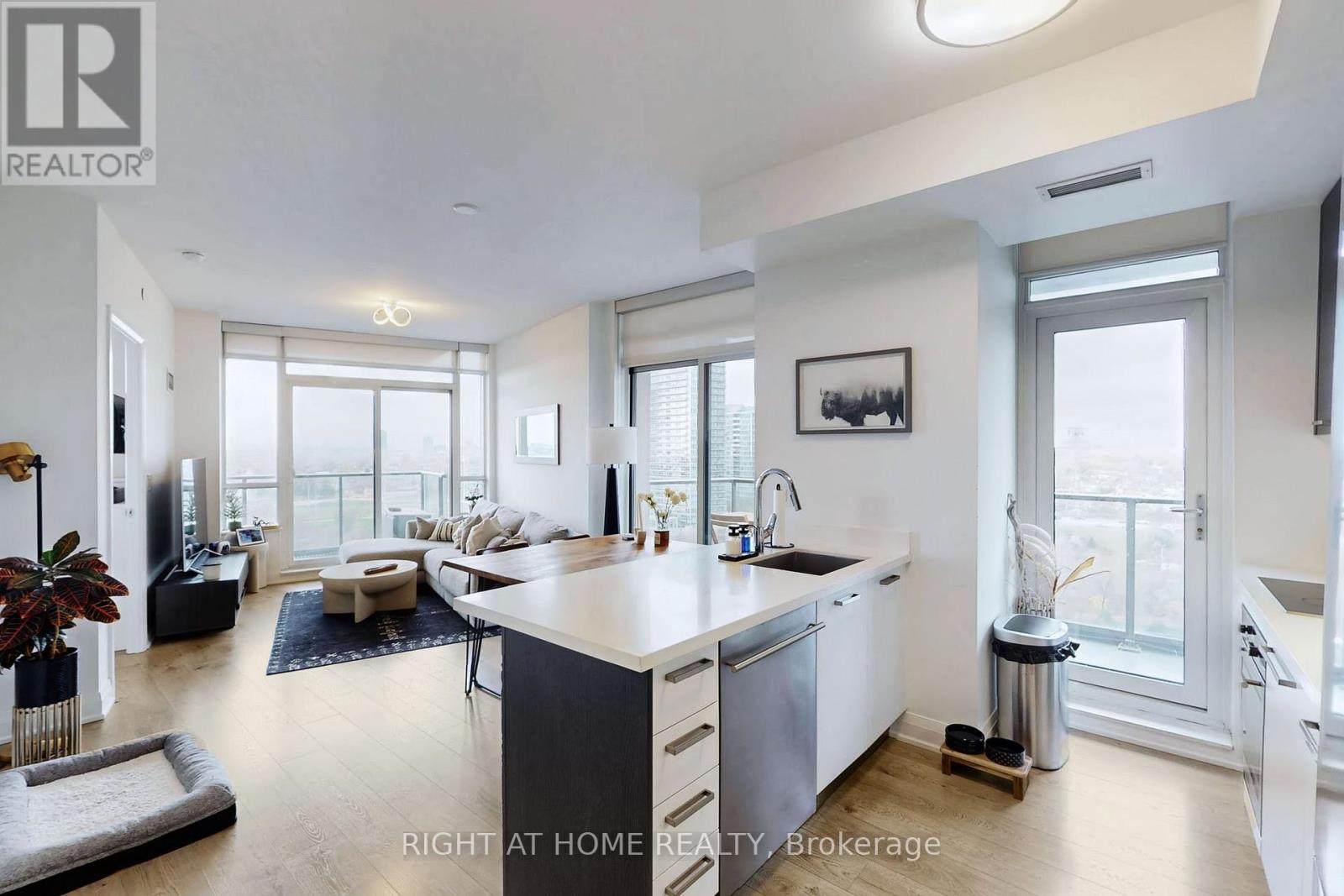 1505 - 36 Park Lawn Road, Toronto, Ontario  M8Y 3H8 - Photo 5 - W12569138