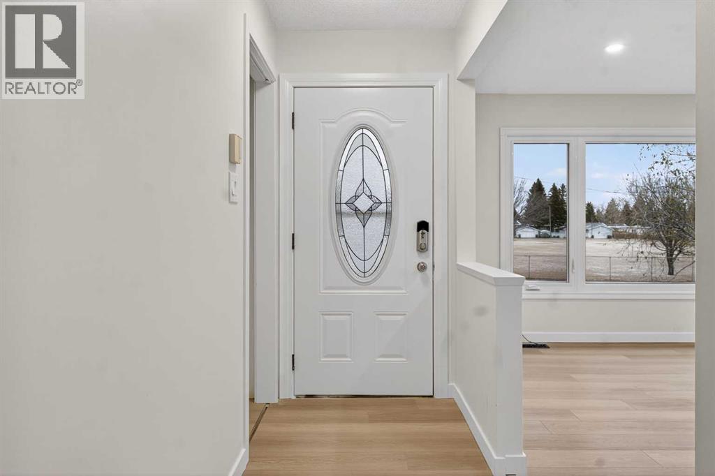 4411 53 Street Nw, Calgary, Alberta  T3A 1V5 - Photo 3 - A2271050