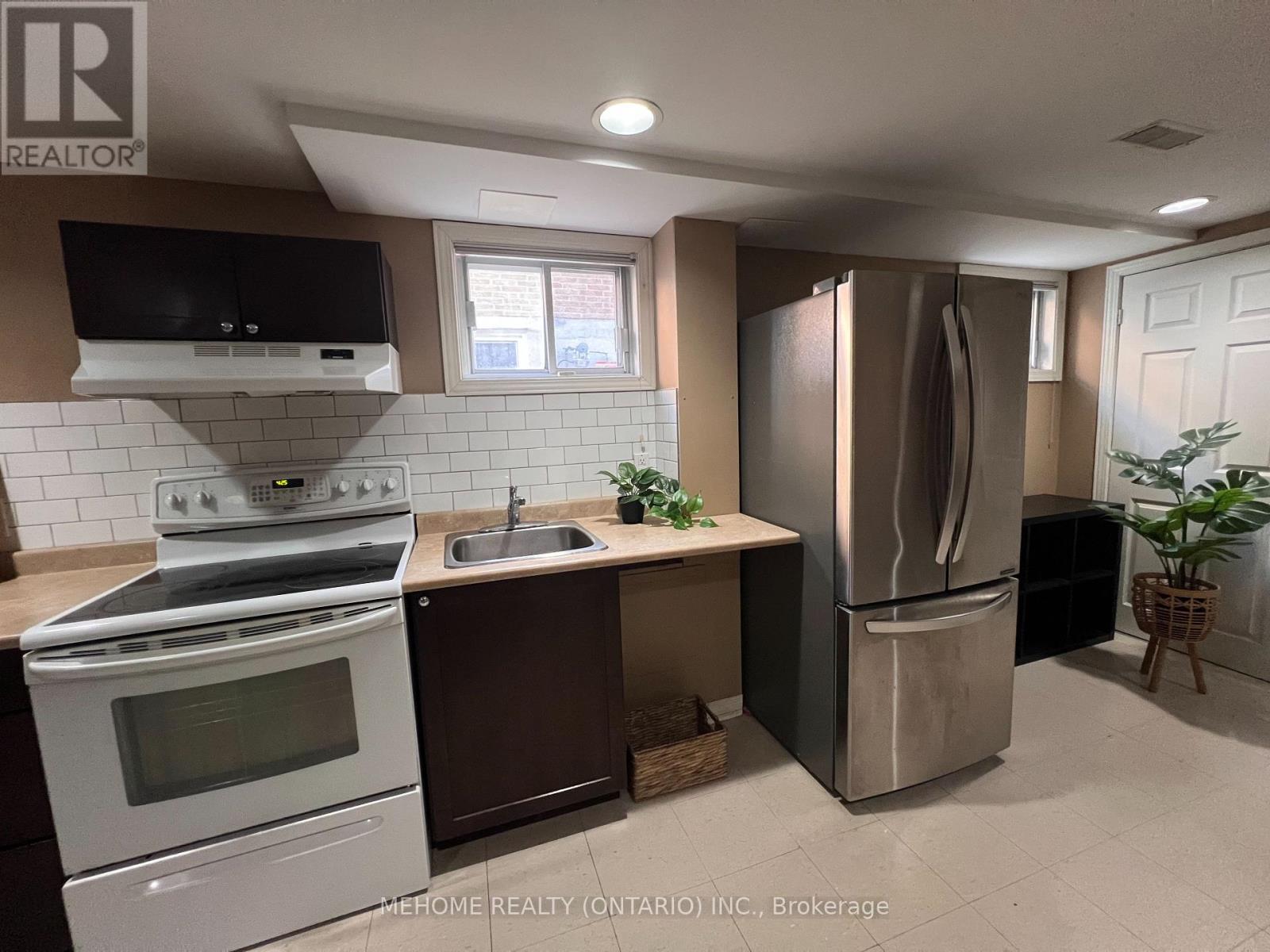 Lower Unit - 121 Angus Drive, Toronto, Ontario  M2J 2W9 - Photo 4 - C12569234