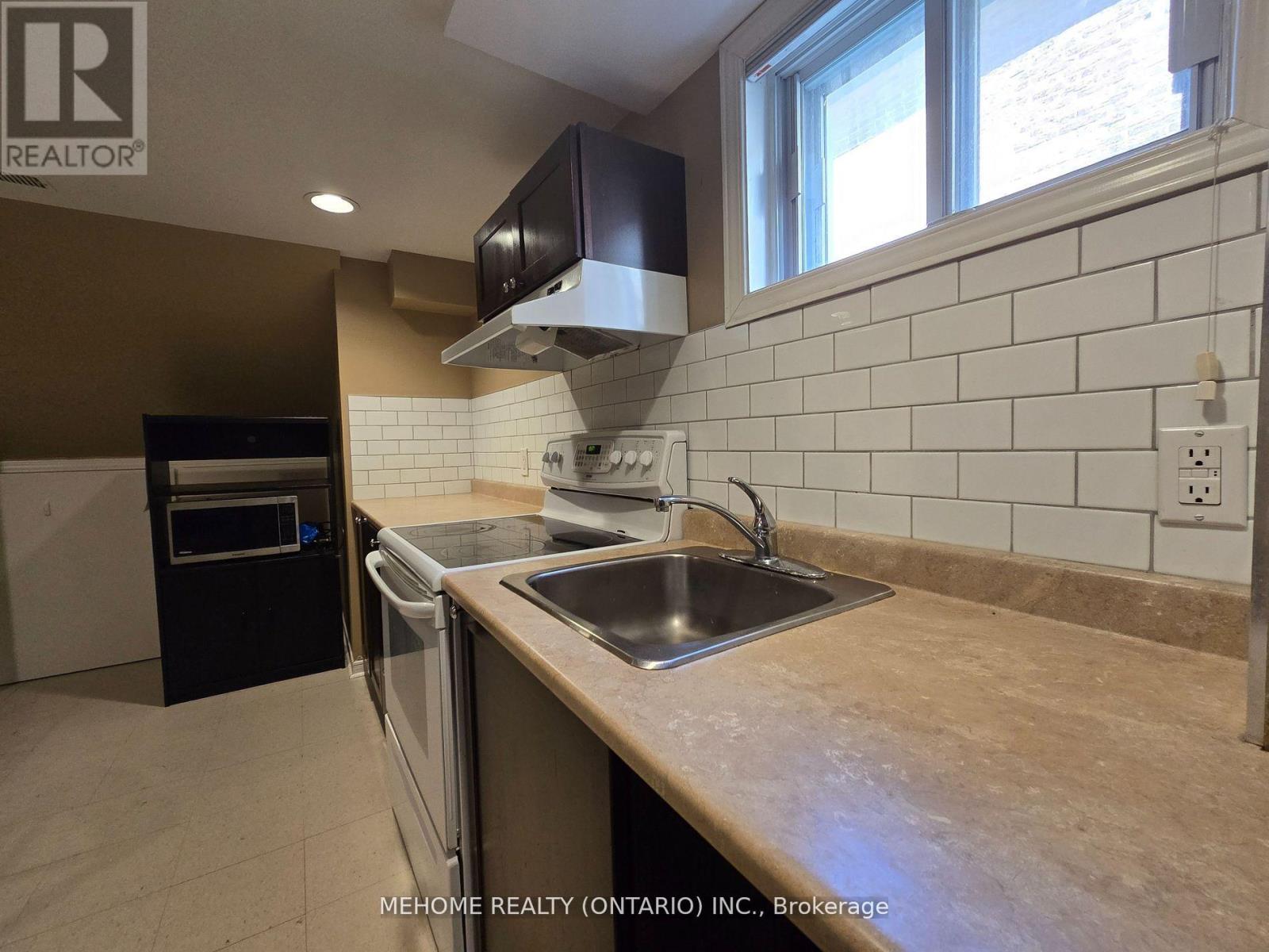 Lower Unit - 121 Angus Drive, Toronto, Ontario  M2J 2W9 - Photo 8 - C12569234