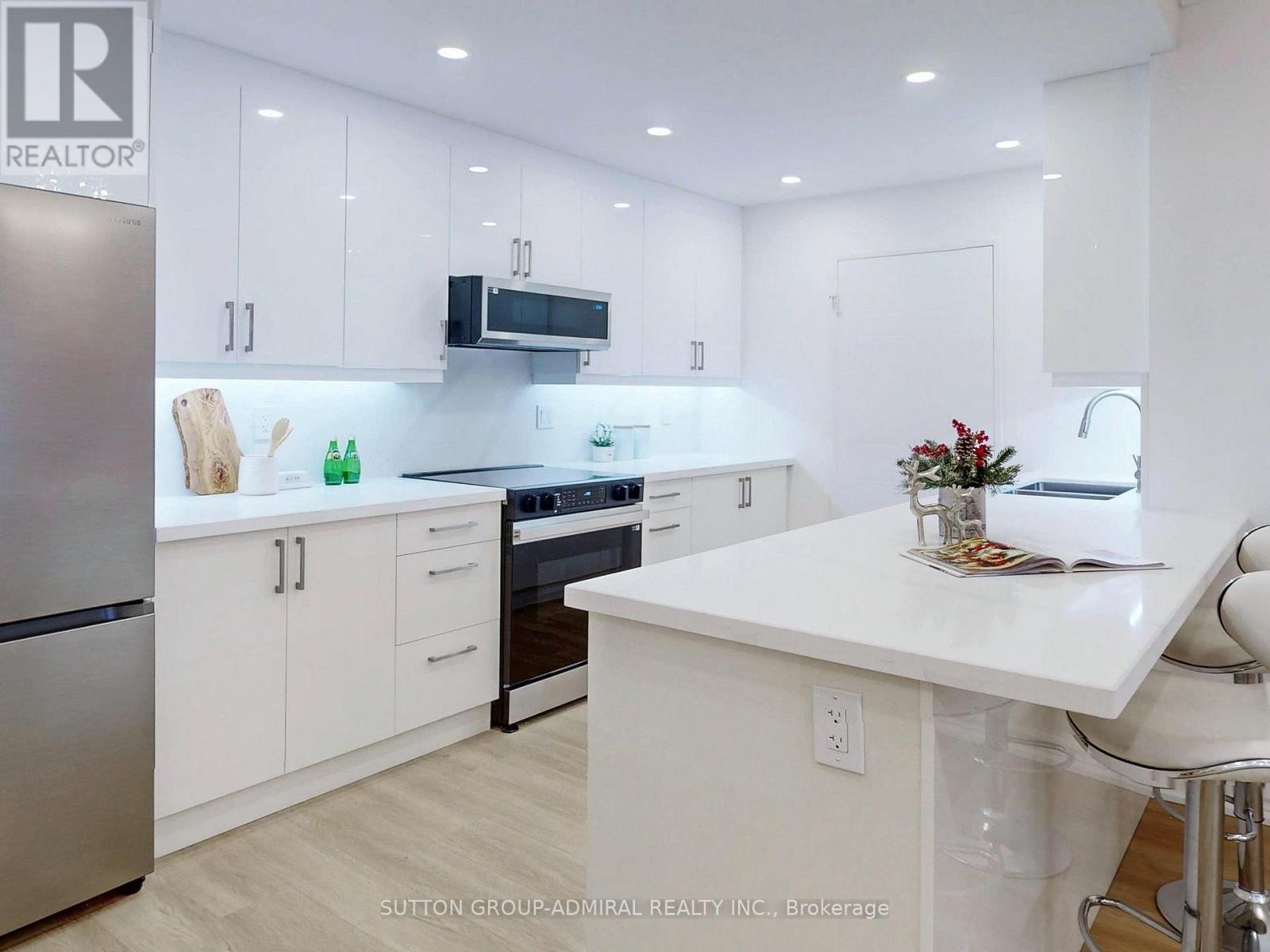 Ph27 - 32 Clarissa Drive, Richmond Hill, Ontario  L4C 9R7 - Photo 5 - N12569208