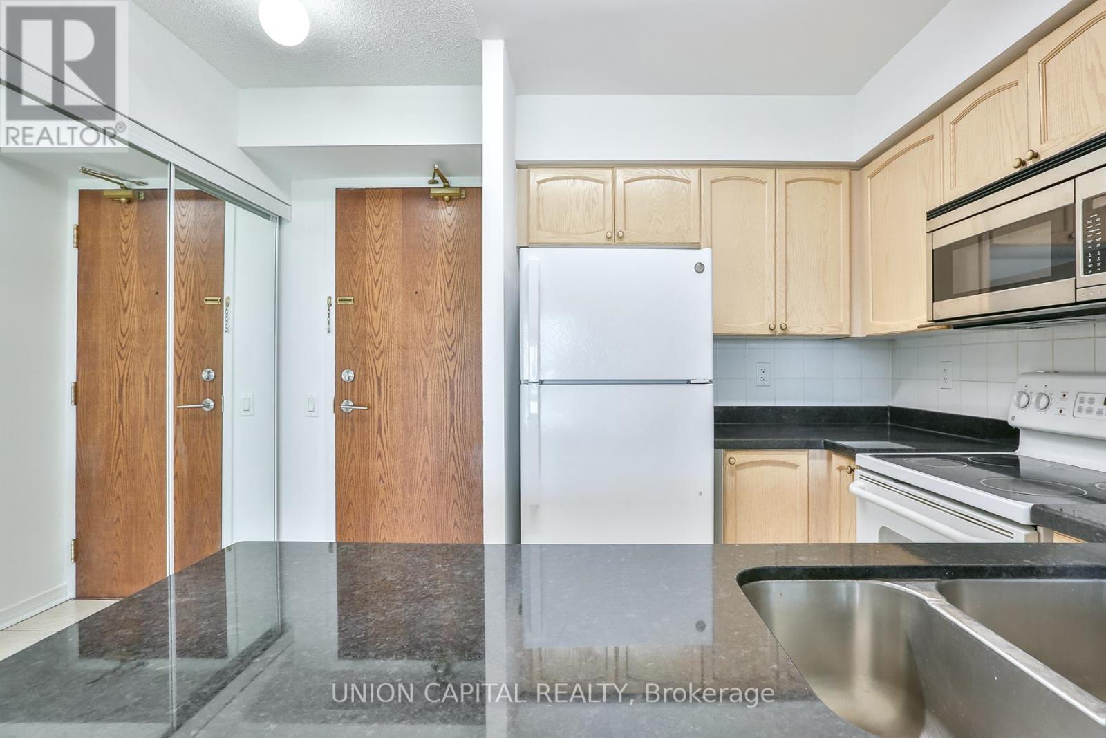 612 - 23 Oneida Crescent, Richmond Hill, Ontario  L4B 0A2 - Photo 3 - N12569276