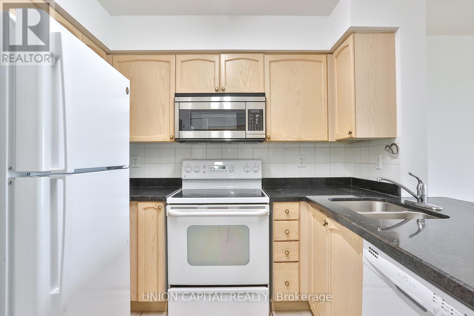 612 - 23 Oneida Crescent, Richmond Hill, Ontario  L4B 0A2 - Photo 5 - N12569276