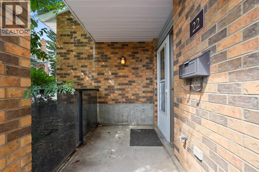 22 Coachway Gardens Sw, Calgary, Alberta  T3H 2V9 - Photo 3 - A2272208