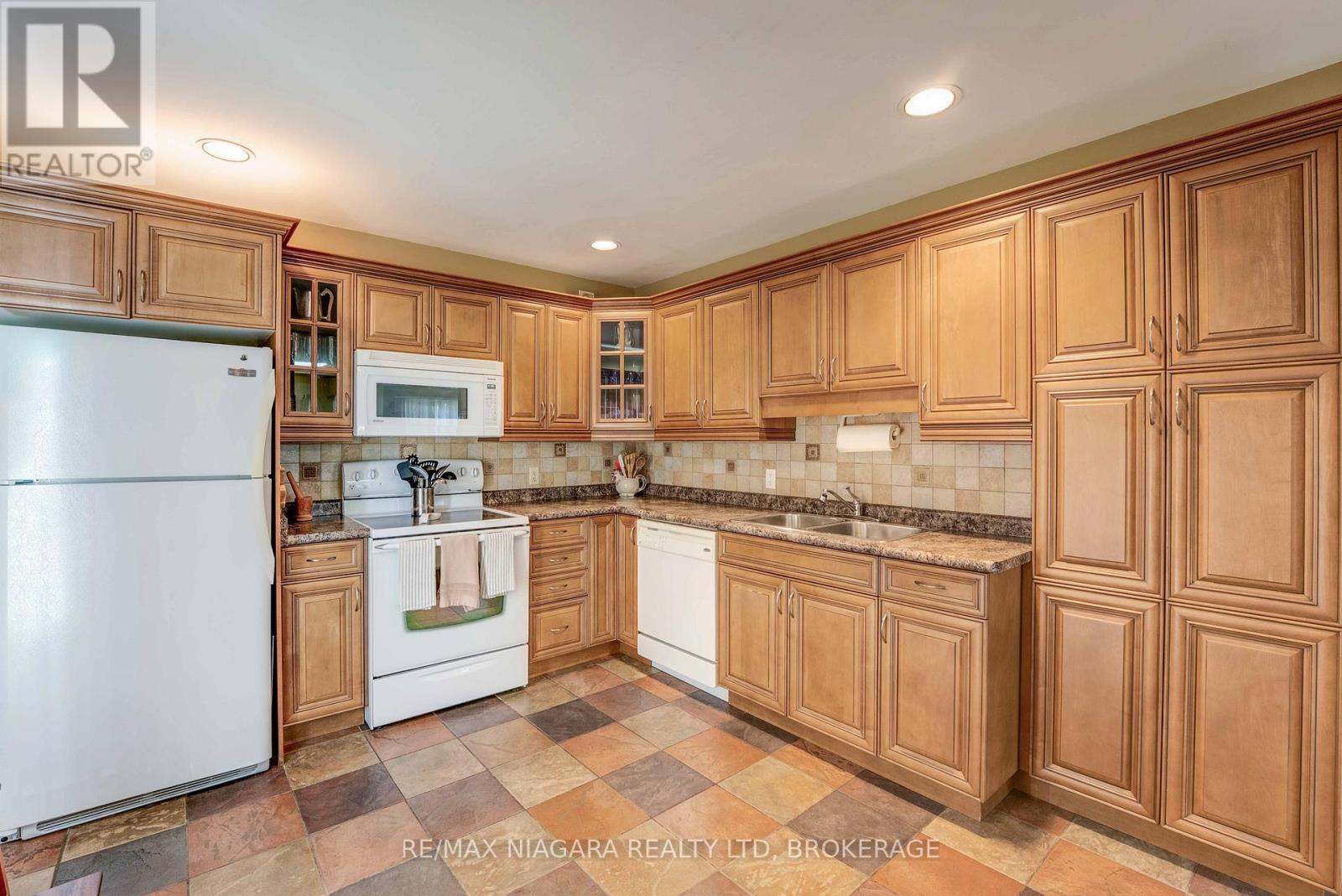 26 Ravine Road, St. Catharines, Ontario  L2P 3A7 - Photo 11 - X12569336