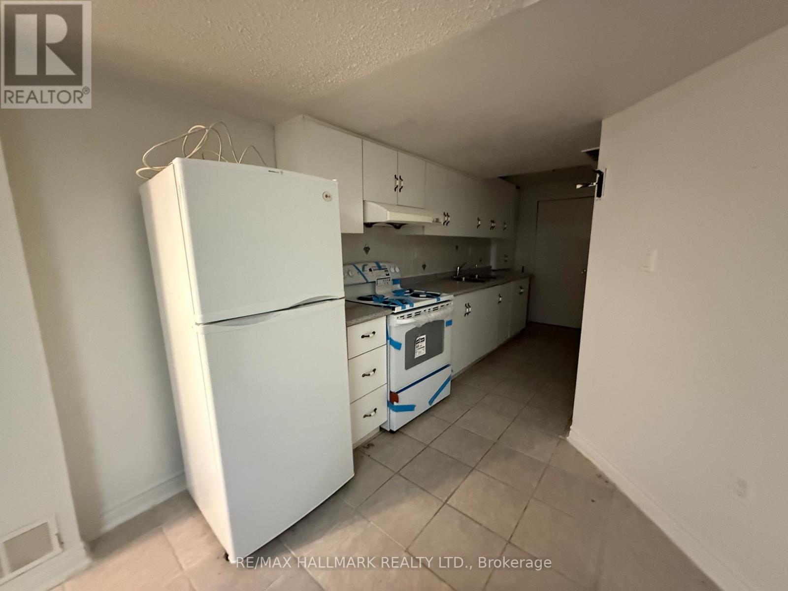 5923 Sidmouth Street, Mississauga, Ontario  L5V 2Z3 - Photo 8 - W12569066