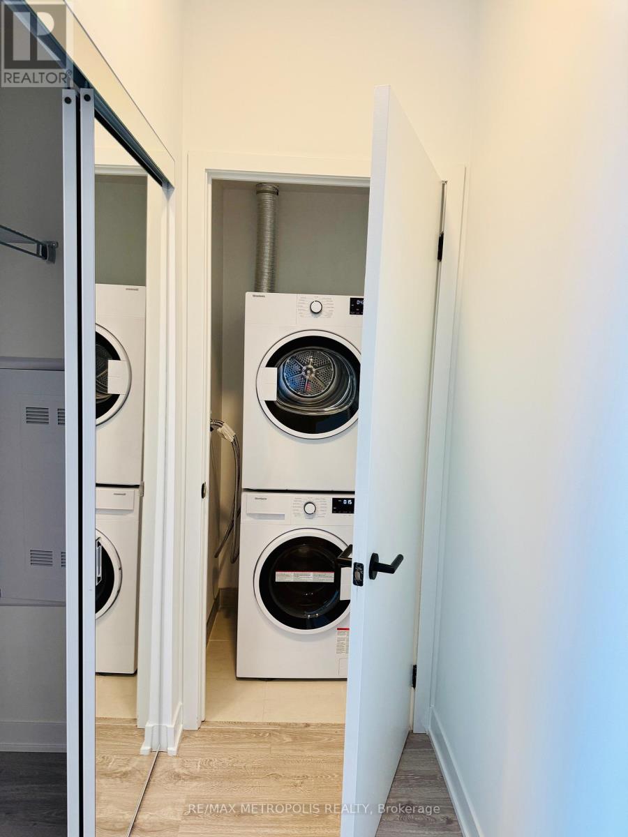 1608 - 2495 Eglinton Avenue W, Mississauga, Ontario  L5L 1W8 - Photo 3 - W12569314