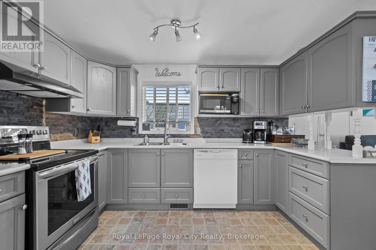 6 Water (Pvt) Street, Puslinch, Ontario N1H 6H9 - Photo 5 - X12422338