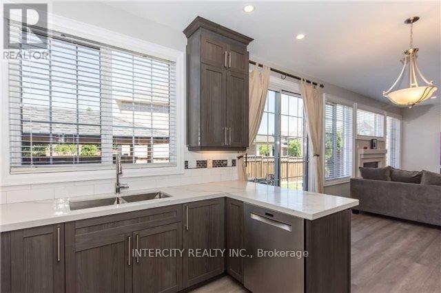 43 Crew Crescent, Vaughan, Ontario  L6A 3E9 - Photo 7 - N12569366