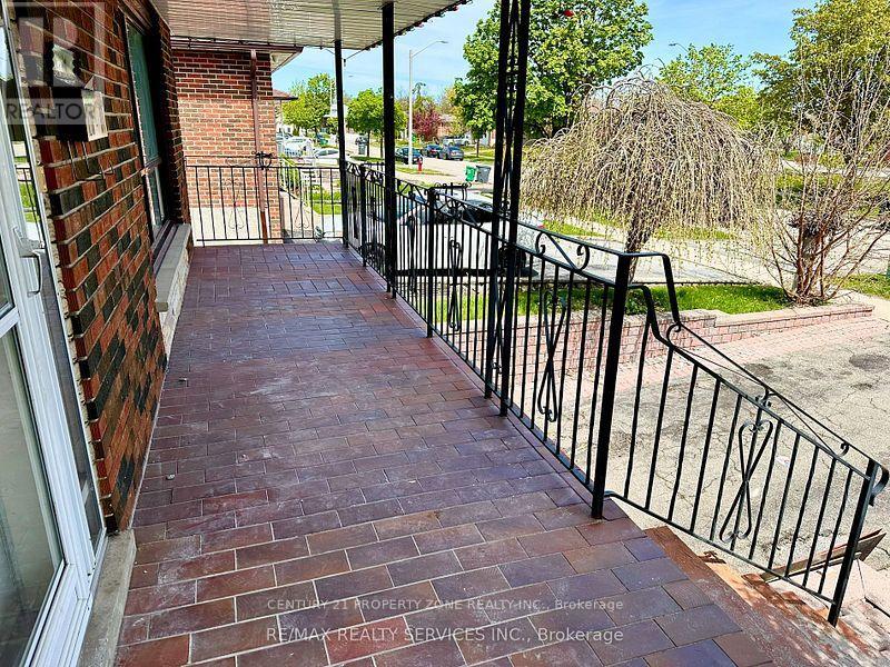 Upper - 7600 Middleshire Drive, Mississauga, Ontario  L4T 3S2 - Photo 3 - W12382115