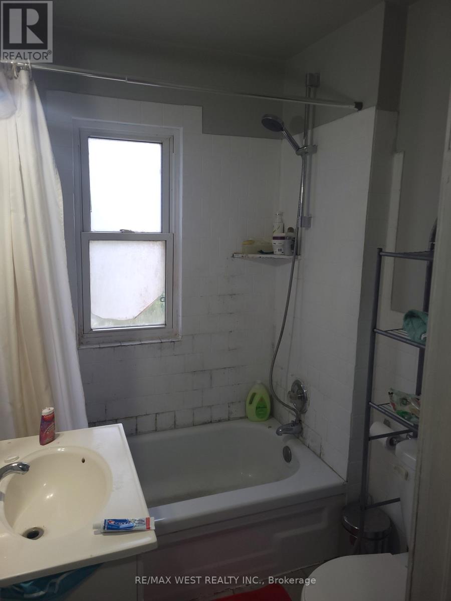 1240 - 1238 Niagara Street, Windsor, Ontario  N9A 3V6 - Photo 1 - X12569358