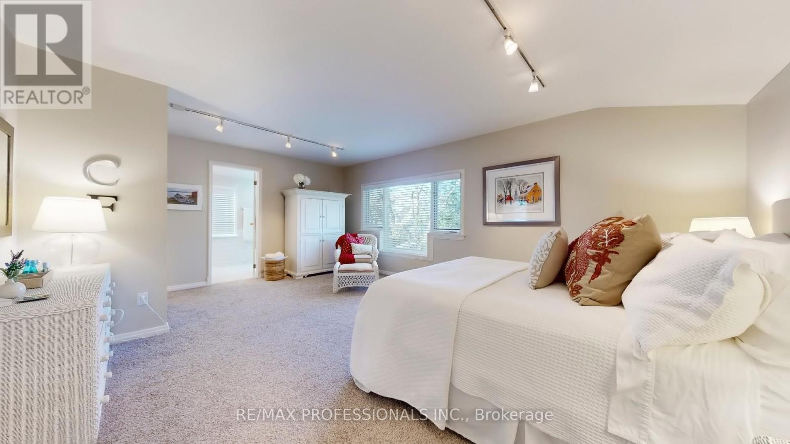 44 Robin Hood Road, Toronto, Ontario M9A 2W8 - Photo 21 - W12542488