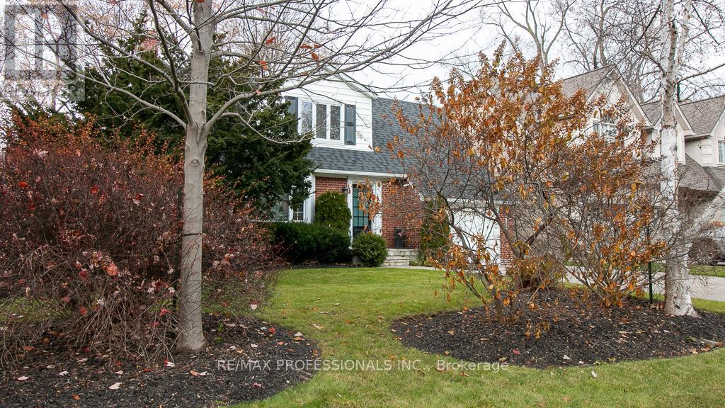 44 Robin Hood Road, Toronto, Ontario M9A 2W8 - Photo 3 - W12542488