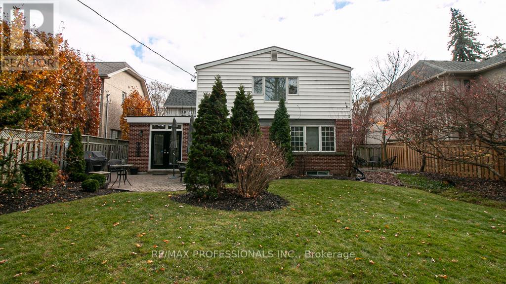 44 Robin Hood Road, Toronto, Ontario M9A 2W8 - Photo 4 - W12542488