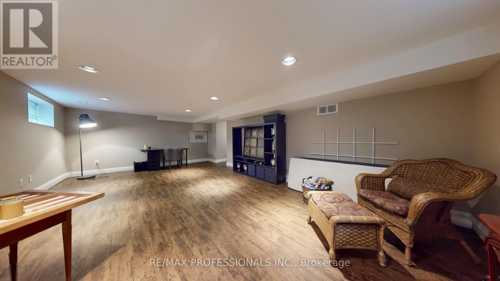 44 Robin Hood Road, Toronto, Ontario M9A 2W8 - Photo 33 - W12542488