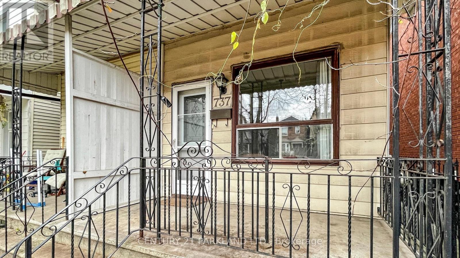 737 Manning Avenue, Toronto, Ontario  M6G 2W5 - Photo 2 - C12569434