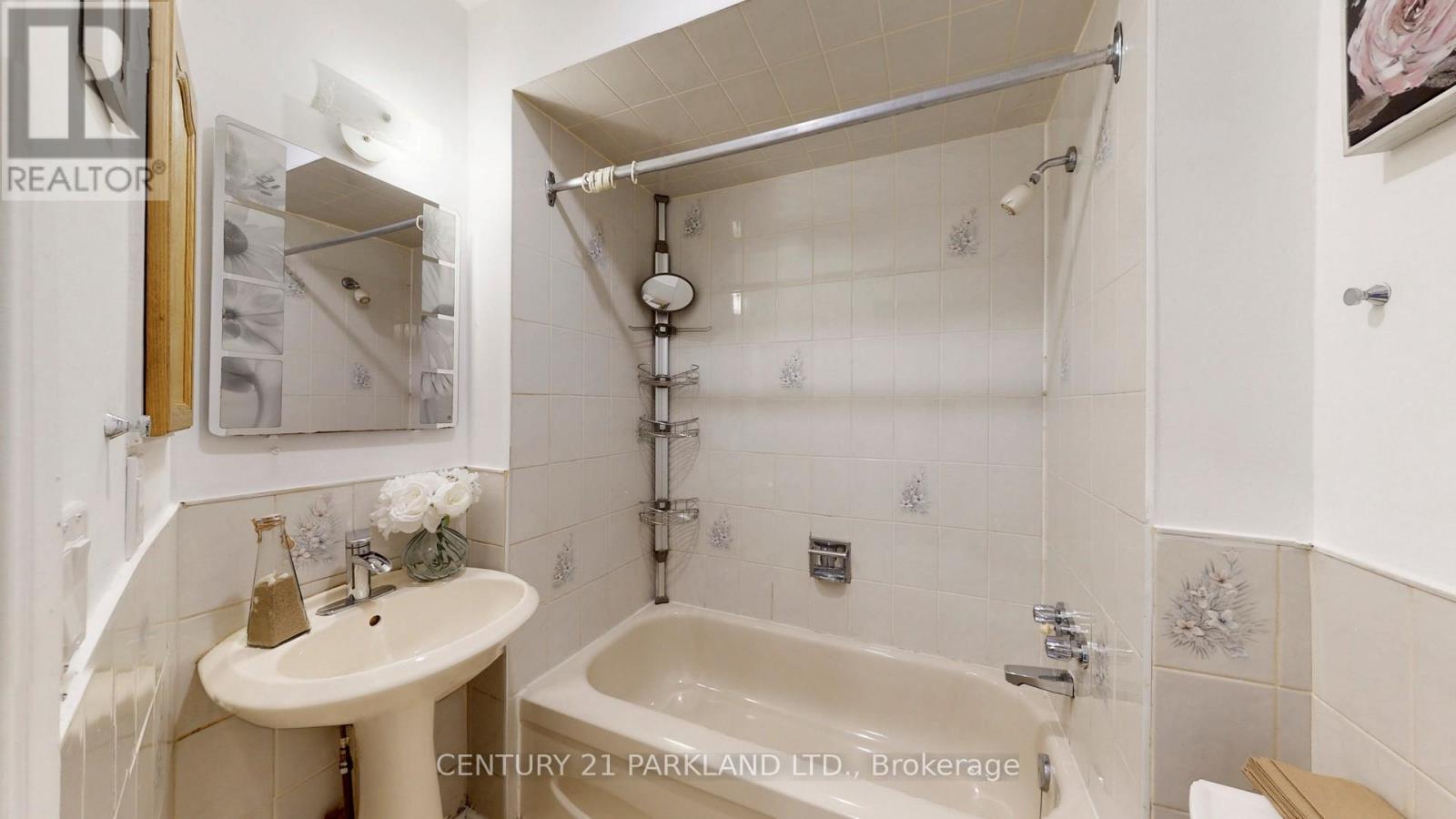 737 Manning Avenue, Toronto, Ontario  M6G 2W5 - Photo 23 - C12569434