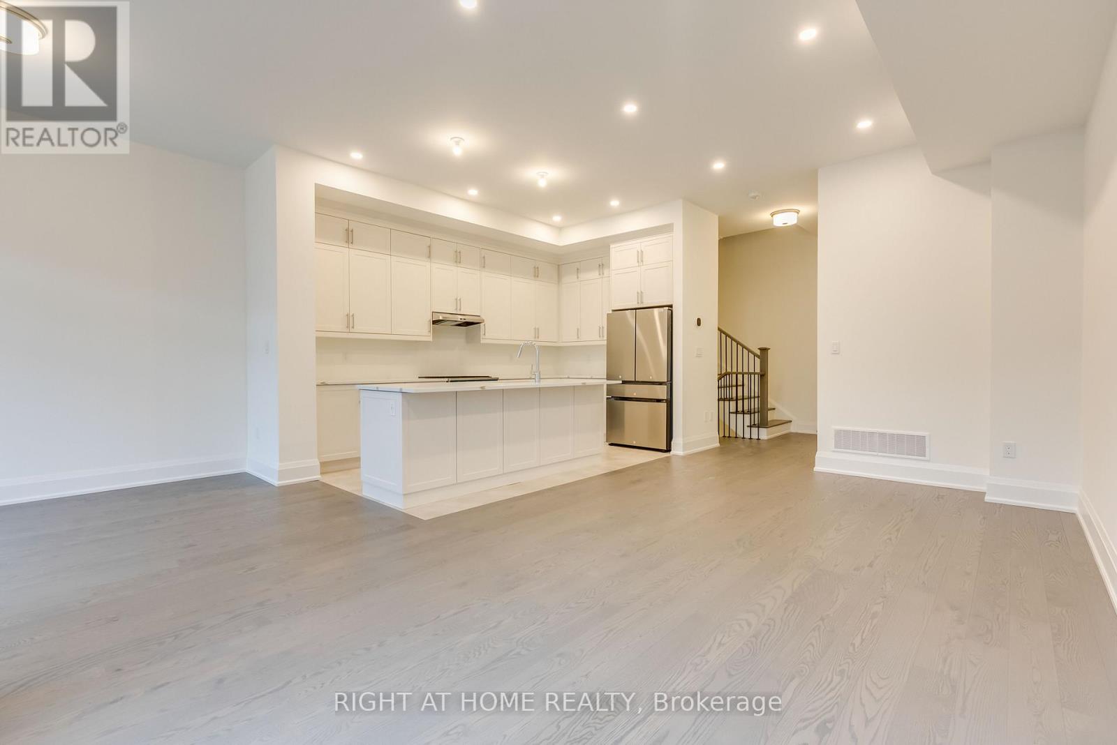 3319 Taha Gardens, Oakville, Ontario  L6M 5R9 - Photo 8 - W12569438