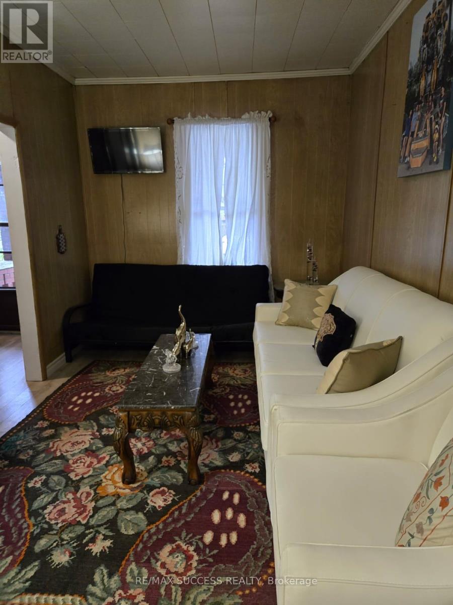 153 Barnesdale Avenue N, Hamilton, Ontario  L8L 6T1 - Photo 6 - X12569396