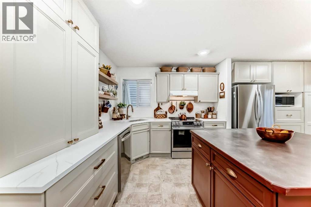 18 Crystal Shores Road, Okotoks, Alberta  T1S 2C6 - Photo 10 - A2272045