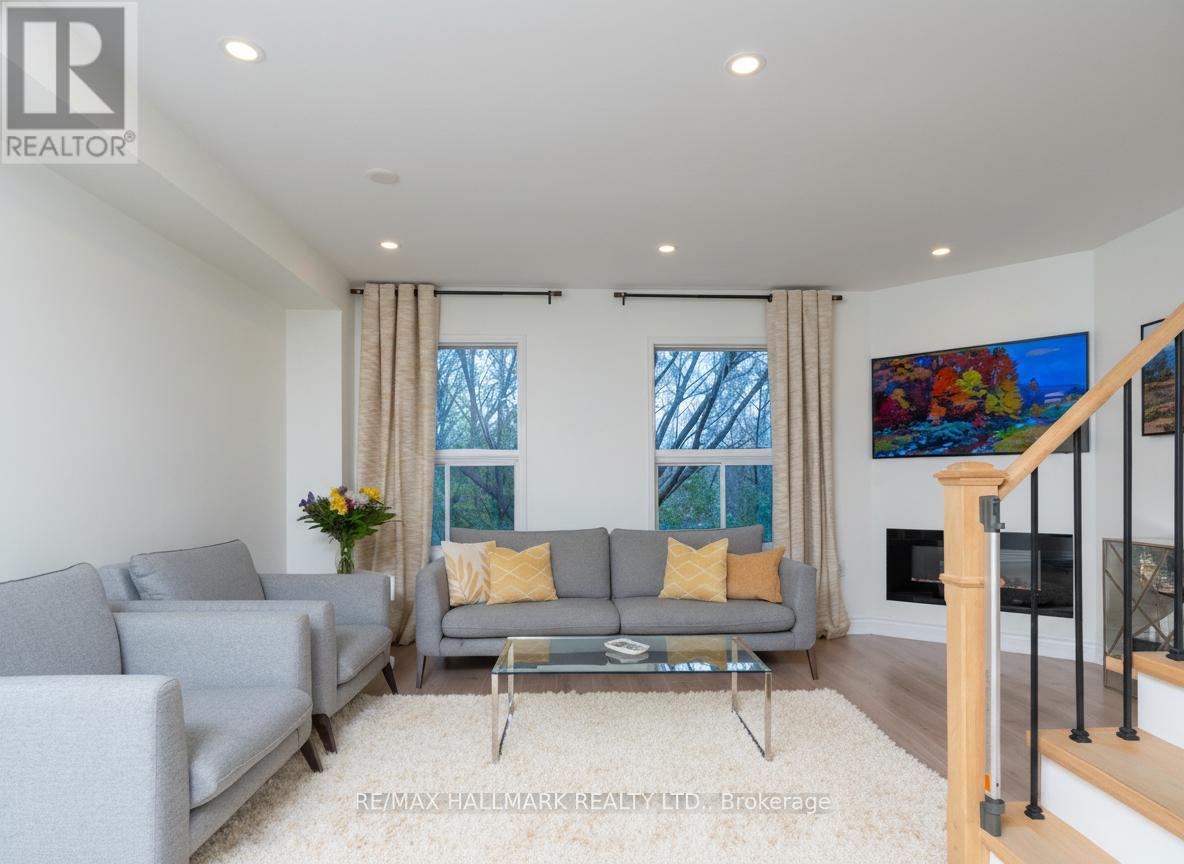 35 - 95 Weldrick Road E, Richmond Hill, Ontario  L4C 0H6 - Photo 3 - N12569464